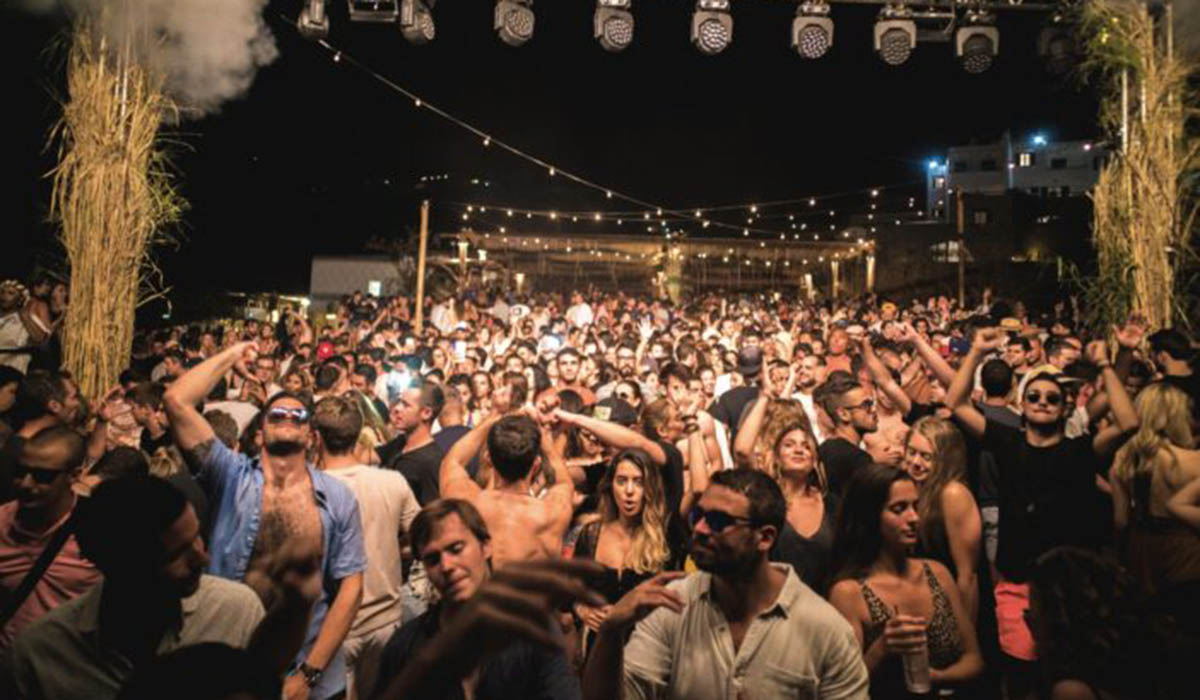 «Θύελλα» στη Μύκονο: Στα «κάγκελα» οι επιχειρηματίες μετά το λουκέτο στο beach bar «Alemagou» λόγω συνωστισμού
