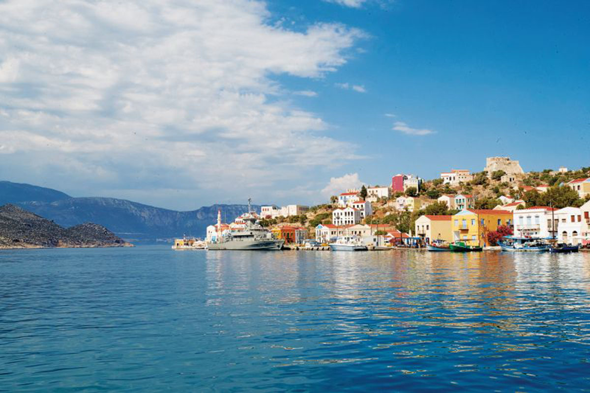 Ο π. Χρήστος Συμεωνίδης, που  έχει σαρώσει τα πτυχία, δίνει  πνοή στο ακριτικό Καστελόριζο