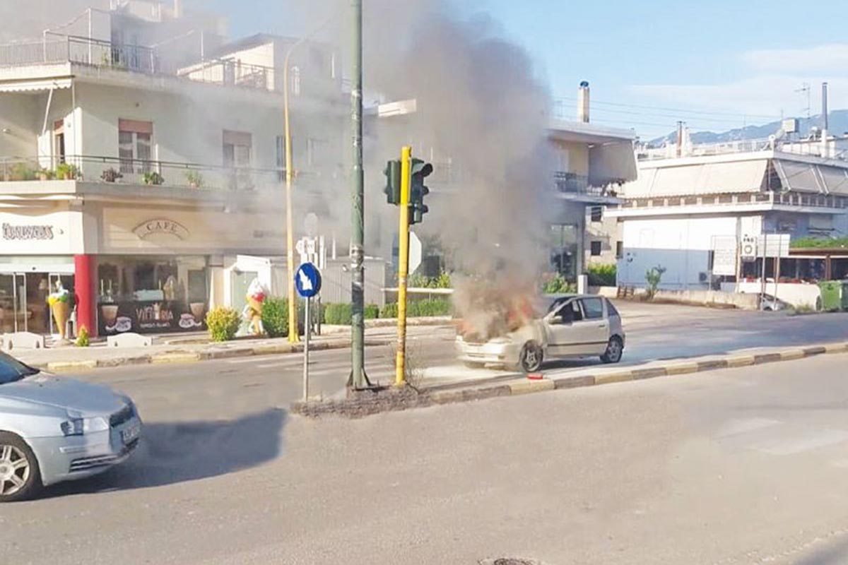 Πυροσβέστες έσωσαν  πατέρα και κόρη από φλεγόμενο  αυτοκίνητο στη Λαμία