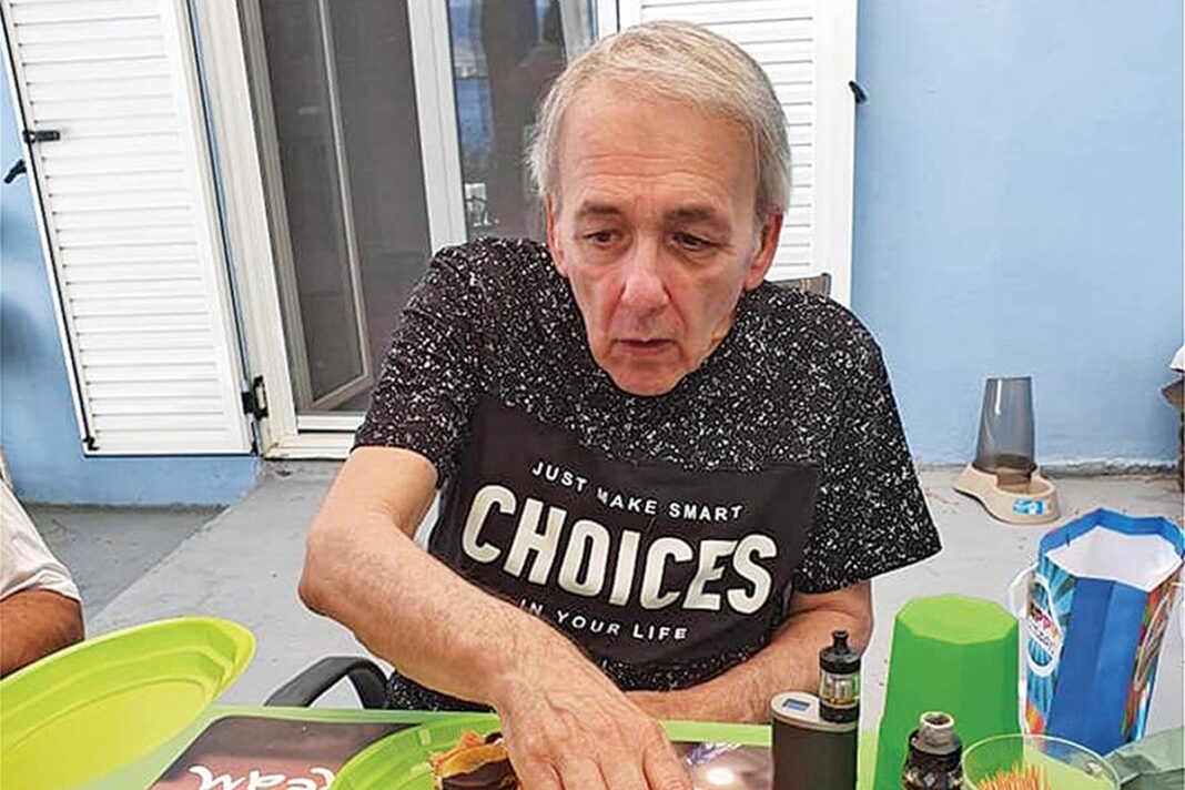 Φανερά αδυνατισμένος στο πάρτι «έκπληξη» για τα 69α γενέθλιά του ο Ανδρέας Μικρούτσικος