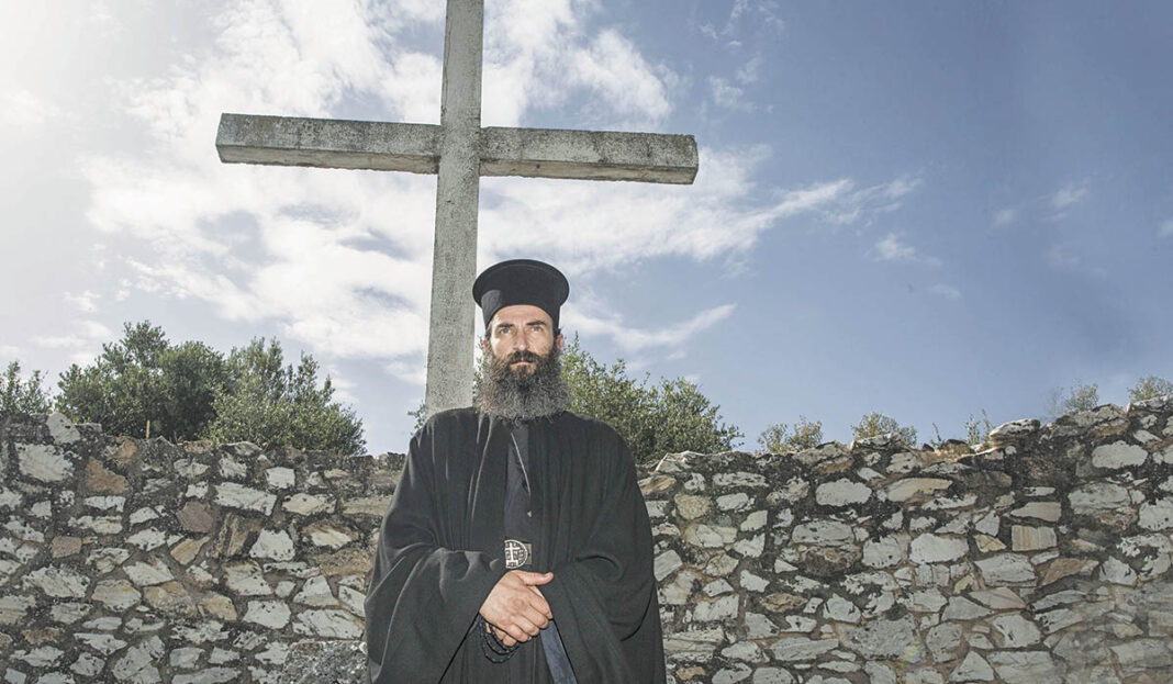 Ο Άρης Σερβετάλης έβαλε τα ράσα για να υποδυθεί τον άγιο Νεκτάριο στην ταινία «Man of God»