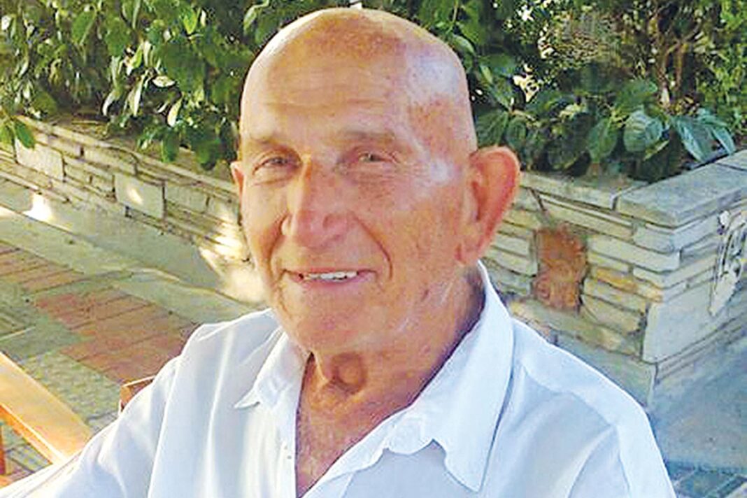 Ο 90χρονος Κώστας Γκουσγκούνης αποκαλύπτει ότι ακόμα και σήμερα του κάνουν προτάσεις για… αισθησιακή ταινία!