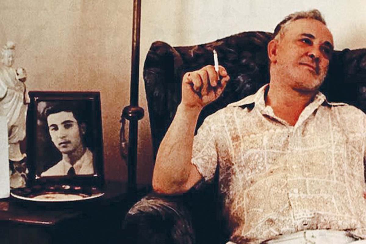 Στραγγαλισμένος, γυμνός, γυρισμένος στο πλάι, με αίματα στο πρόσωπό του ο Κώστας Ταχτσής