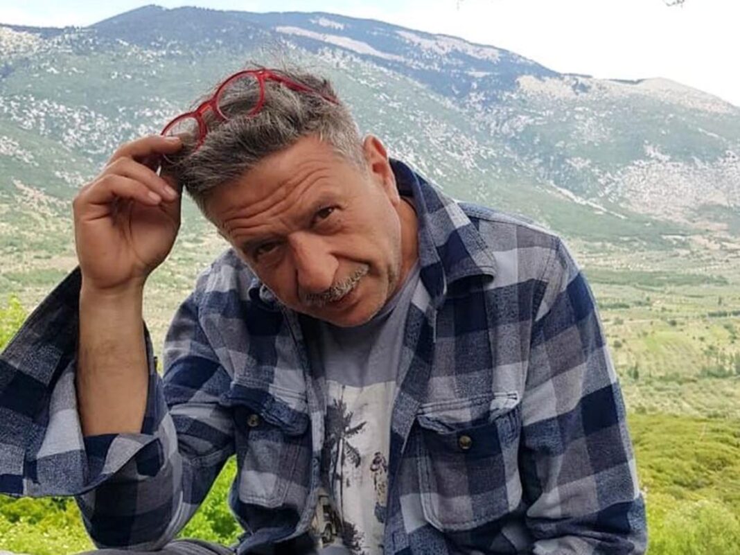 Ο Κώστας Κόκλας «δάμασε» τα κύματα με τον γιο του στη Ζάκυνθο