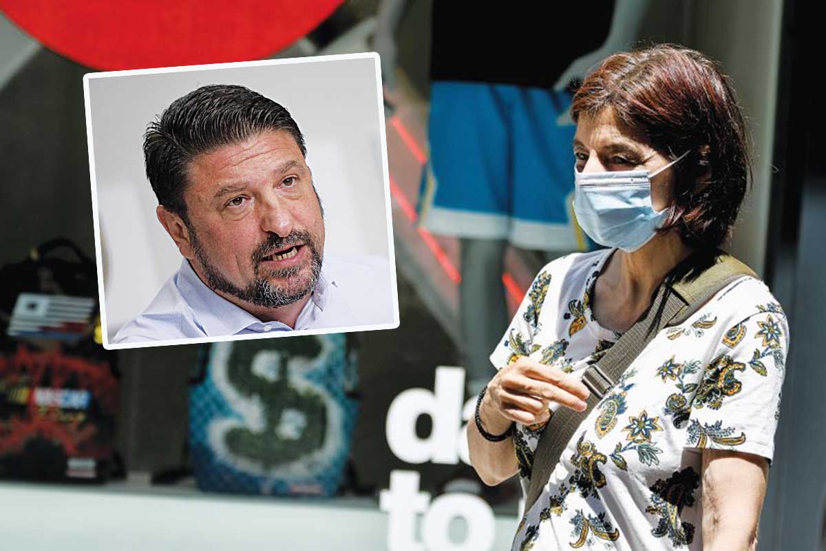 Η έξαρση της πανδημίας οδήγησε  στην υποχρεωτική  χρήση μάσκας σε όλους τους κλειστούς χώρους