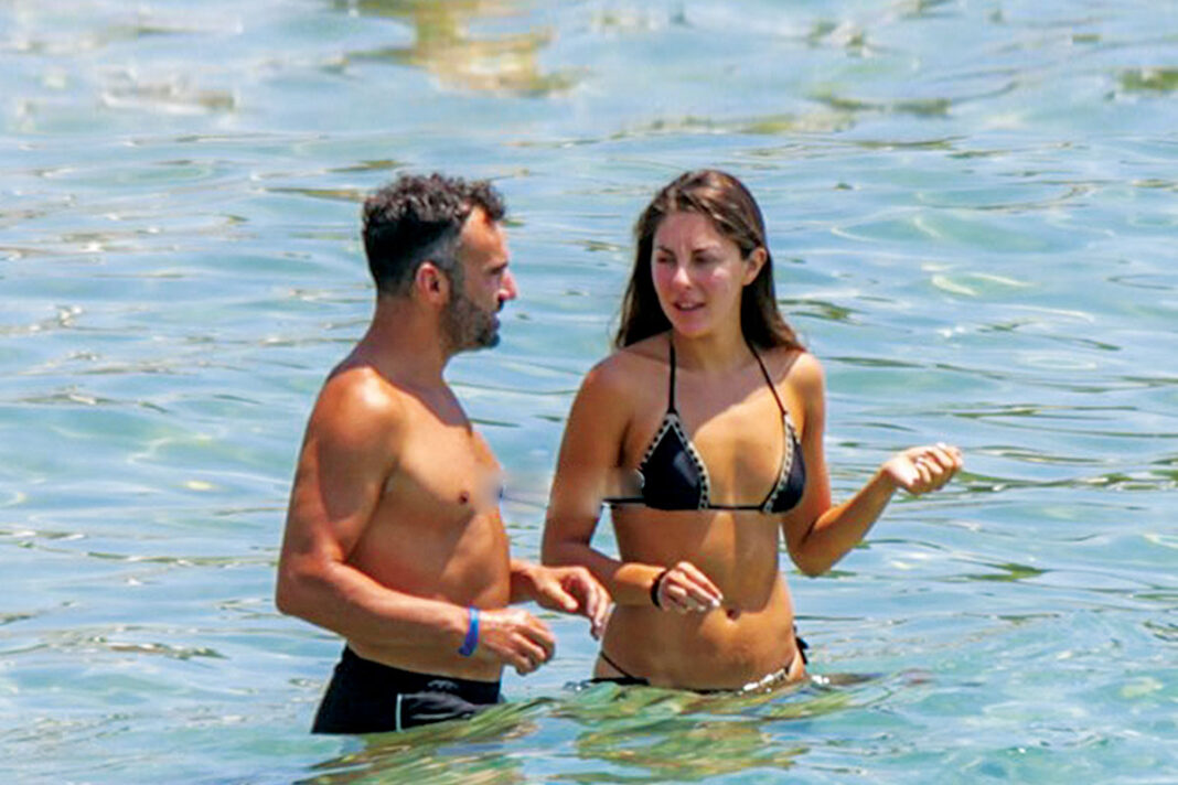 Παιχνίδια και χάδια στη θάλασσα για τον Λάμπρο Χούτο και τη τραγουδίστρια Ματίνα Ζάρα