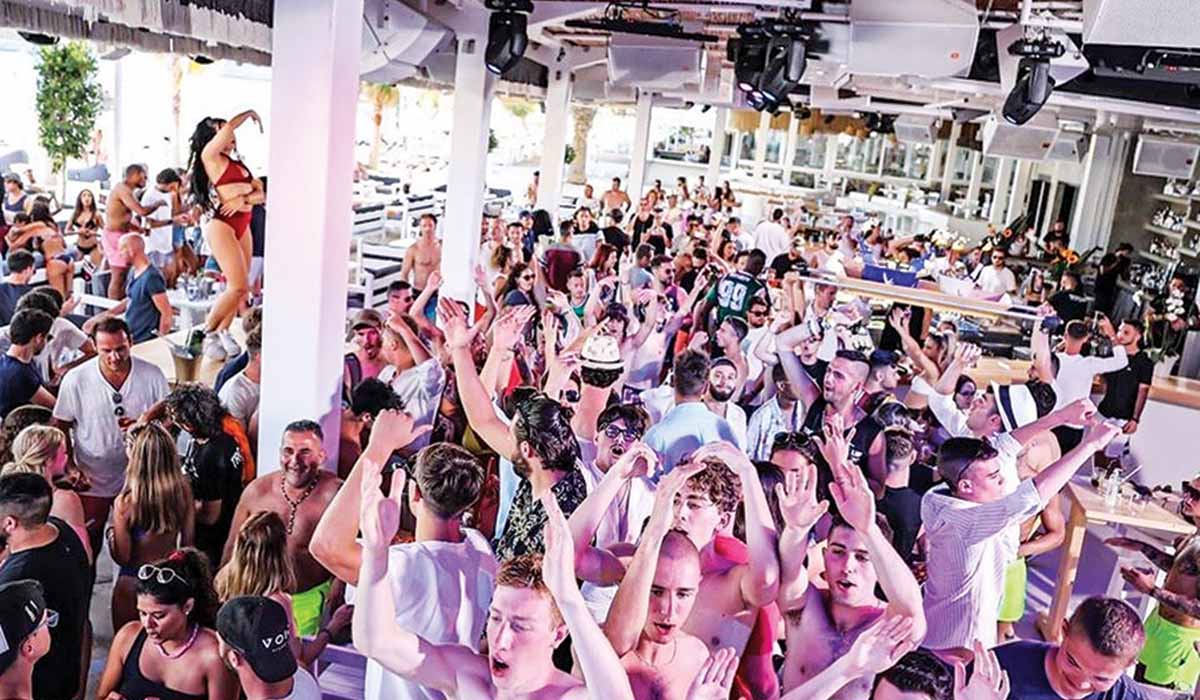 «Σαφάρι» στη Μύκονο! Συνέλαβαν ενοικιαστή βίλας που είχε διοργανώσει ξέφρενο γλέντι με πλήθος καλεσμένων