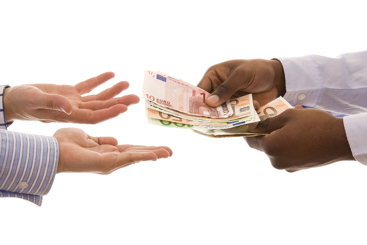 Οι Αφρικανοί τής πρόσφεραν 50.000 €  σε χρωματισμένα χαρτονομίσματα