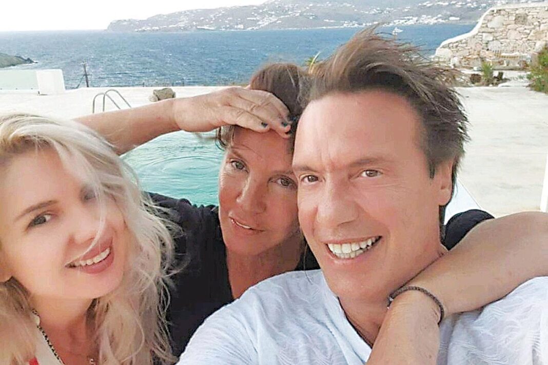 Η Βάνα Μπάρμπα φιλοξένησε στη χλιδάτη έπαυλη στην Μύκονο τους κουμπάρους της Τζώρτζογλου και Μαριόλα