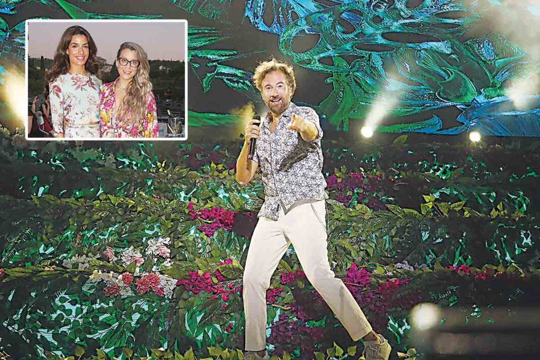 Η γκρούπι Τόνια Σωτηροπούλου απόλαυσε ακόμη μία φορά τον Κωστή Μαραβέγια της επί σκηνής