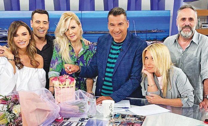 H Κατερίνα Γκαγκάκη κουνάει  μαντίλι στην TV