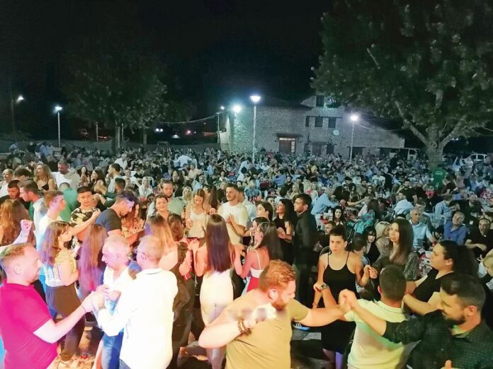 Ποια μέτρα! Εστησαν τρικούβερτο γλέντι στην Αλίαρτο με τη συμμετοχή πολιτικών