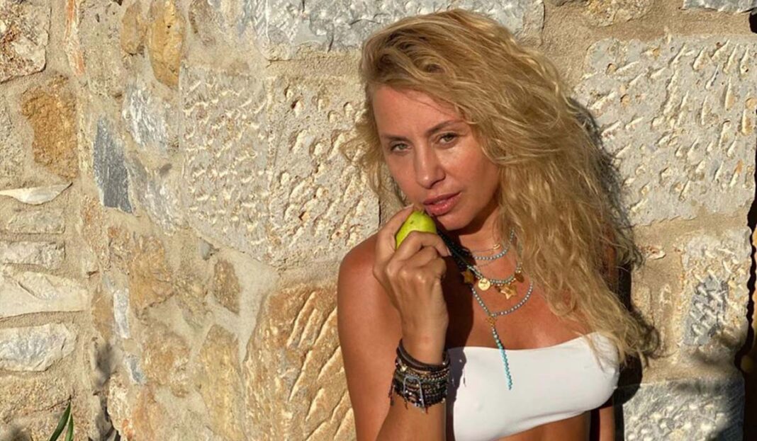 Κορμάρα στα 49 της η Γωγώ Μαστροκώστα! Ποζάρει με μαγιό στο Instagram