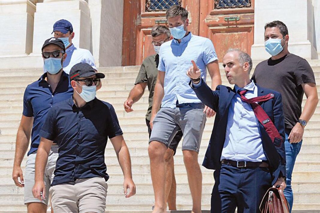 Ο δικηγόρος των αστυνομικών που συνέλαβαν τον Μαγκουάιρ αποκαλύπτει τα χυδαία μηνύματα  που δέχεται από σκληρούς οπαδούς