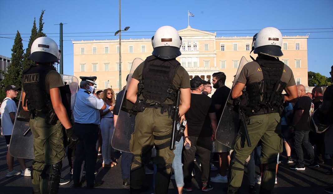 Κατέκλυσαν το Σύνταγμα εργαζόμενοι στον χώρο της διασκέδασης
