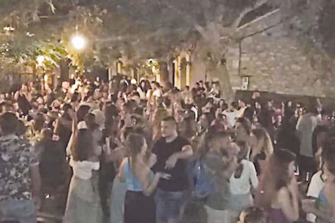 Ποιος κορονοϊός; Παρά τις απαγορεύσεις  έστησαν τρικούβερτο γλέντι στην Ικαρία