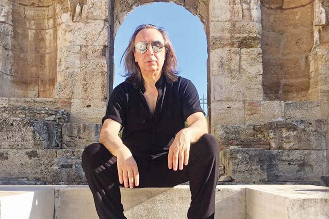 Ο «μάγος του στιλ» Κωνσταντίνος  Κασπίρης ξεσπαθώνει: «Έβαλα πλάτη στον ΑΝΤ1 αλλά...»