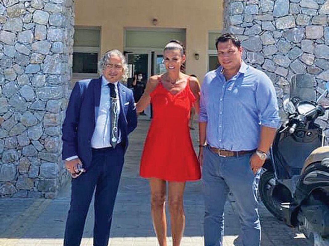 Λαχτάρισε η Μάντα Παπαδάκου! Χειρουργήθηκε η κόρη της την περίοδο των διακοπών τους στη Σαντορίνη
