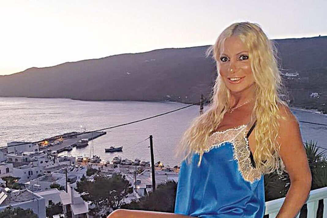 Η Μπεζαντάκου που χαλαρώνει στο κυκλαδονήσι με  τον σύζυγό της ανάβει φωτιές με τις juicy καμπύλες της