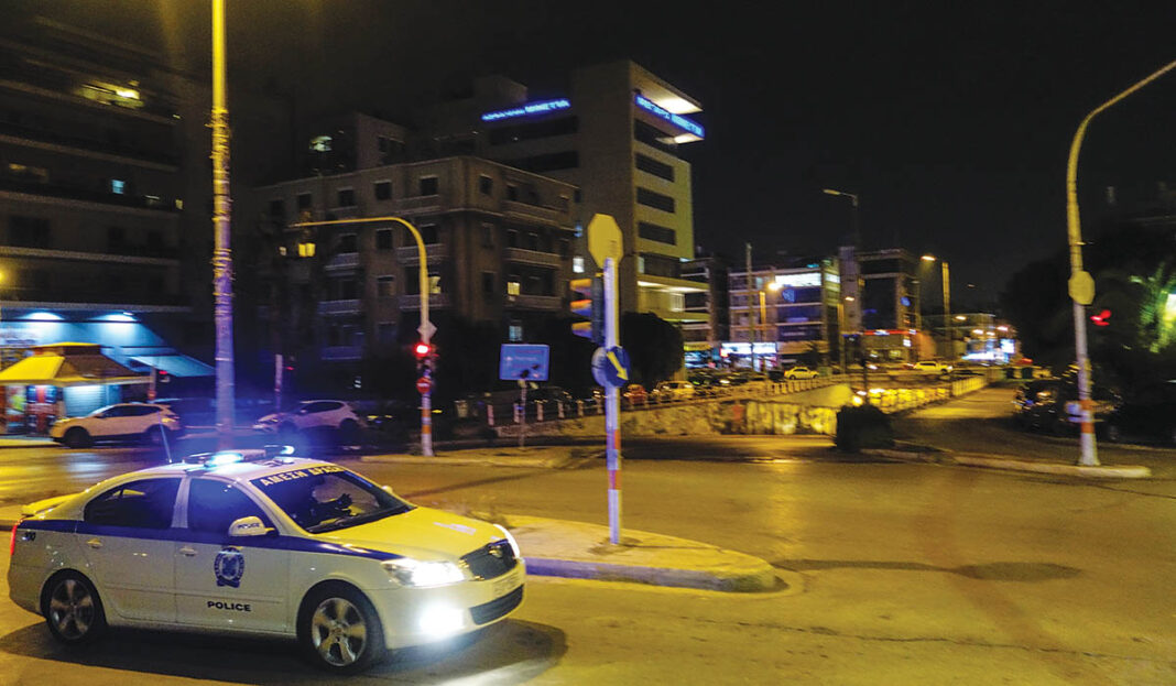Αστυνομικοί πήγαν για σουβλάκια στα Εξάρχεια και τους άρπαξαν το... όπλο