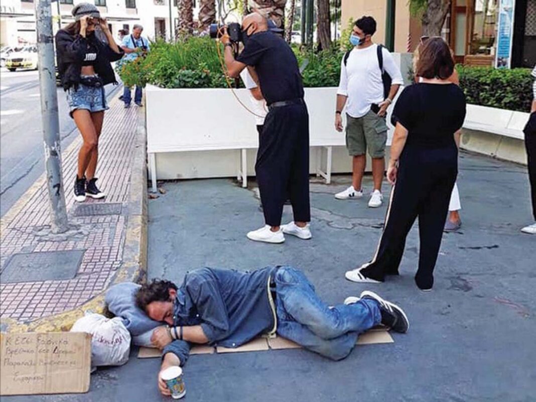 Μεγάλος Περί-πάτος! Σάλος για τον Δημήτρη Σκουλό που φωτογράφιζε μοντέλο δίπλα σε έναν άστεγο