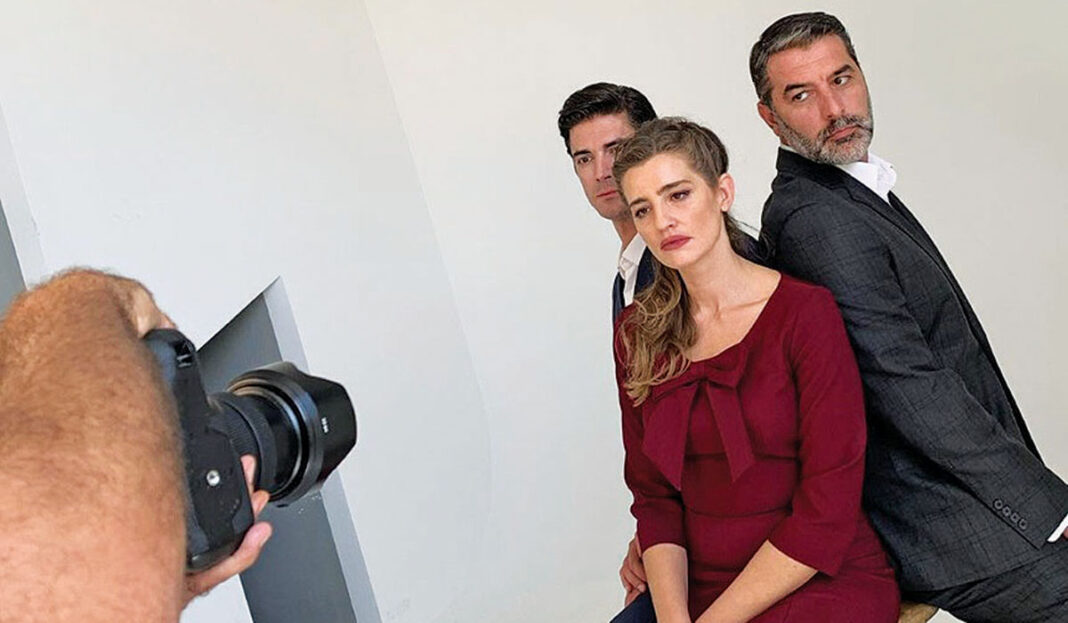 Οι «Άγριες Μέλισσες» με… κριτσίνια, καφέδες και περιοδικά φωτογραφήθηκαν για την προώθηση του β’ κύκλου