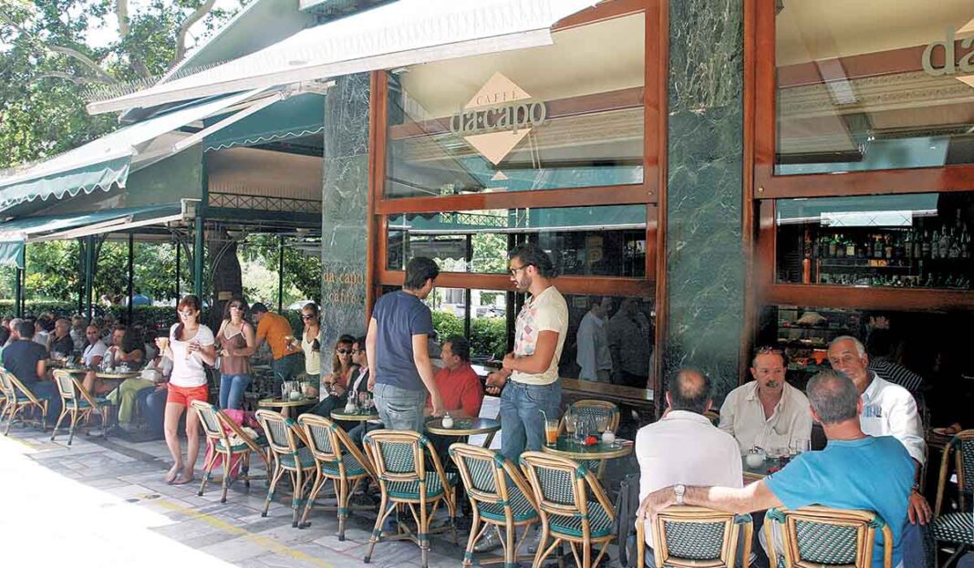 Λαός και... εσπρεσάκι στο cafe των επώνυμων