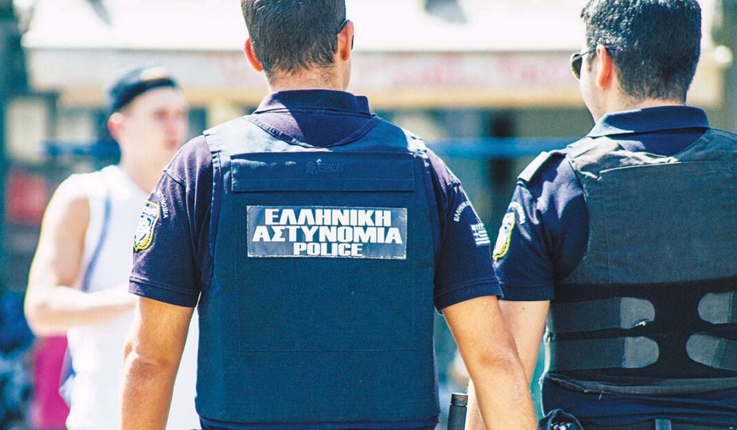 Αστυνομικός εκβίαζε με ναρκωτικά επιχειρηματία