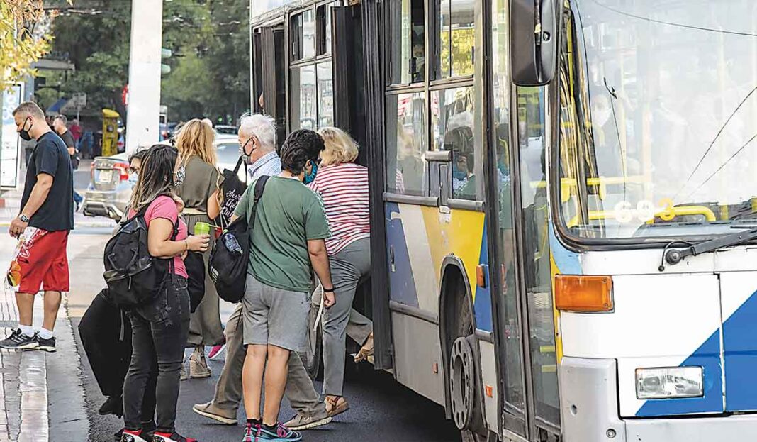 Ρινγκ στα... λεωφορεία! Οι αρνητές της μάσκας και εκείνοι που τηρούν τα μέτρα!
