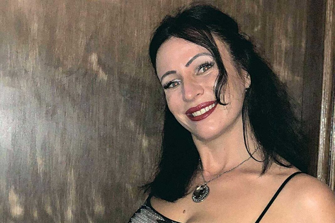 Η Ουκρανή και ο φαρμακοποιός εντοπίστηκαν γυμνοί και σφαγμένοι με μπαλτά μέσα στην κρεβατοκάμαρά της
