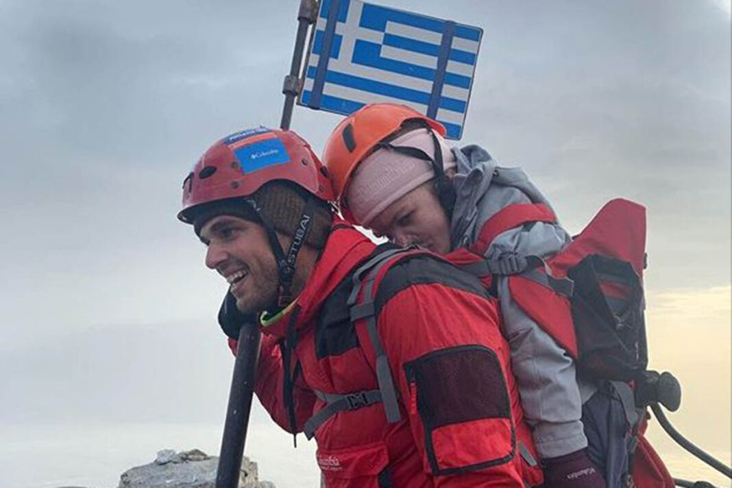 Ο Μάριος Γιαννακού πάτησε την κορυφή του Ολύμπου κουβαλώντας σε ειδικό σακίδιο 22χρονη με κινητικά προβλήματα