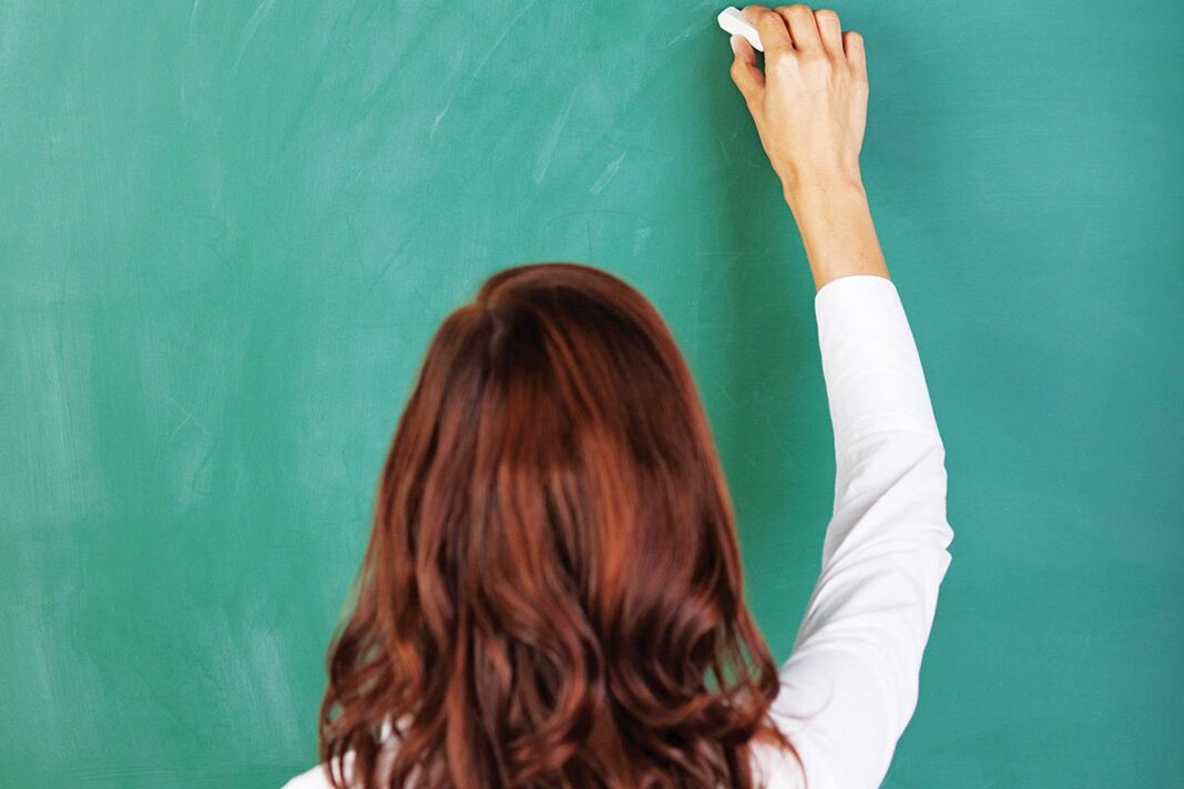 Εκπαιδευτικός στην Καλλιθέα «βλέπει» 12χρονα να ερωτοτροπούν και βρίζει χυδαία τους μαθητές