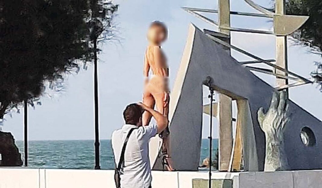 Ξανθιά καλλονή πόζαρε γυμνή χωρίς να σεβαστεί τα θύματα του ναυαγίου «Ηράκλειον» στα Χανιά