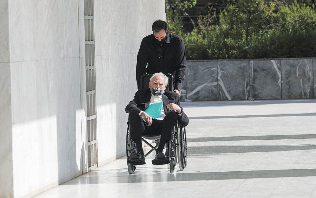 Ο Άκης Τσοχατζόπουλος στον Άρειο Πάγο με αμαξίδιο και μάσκα