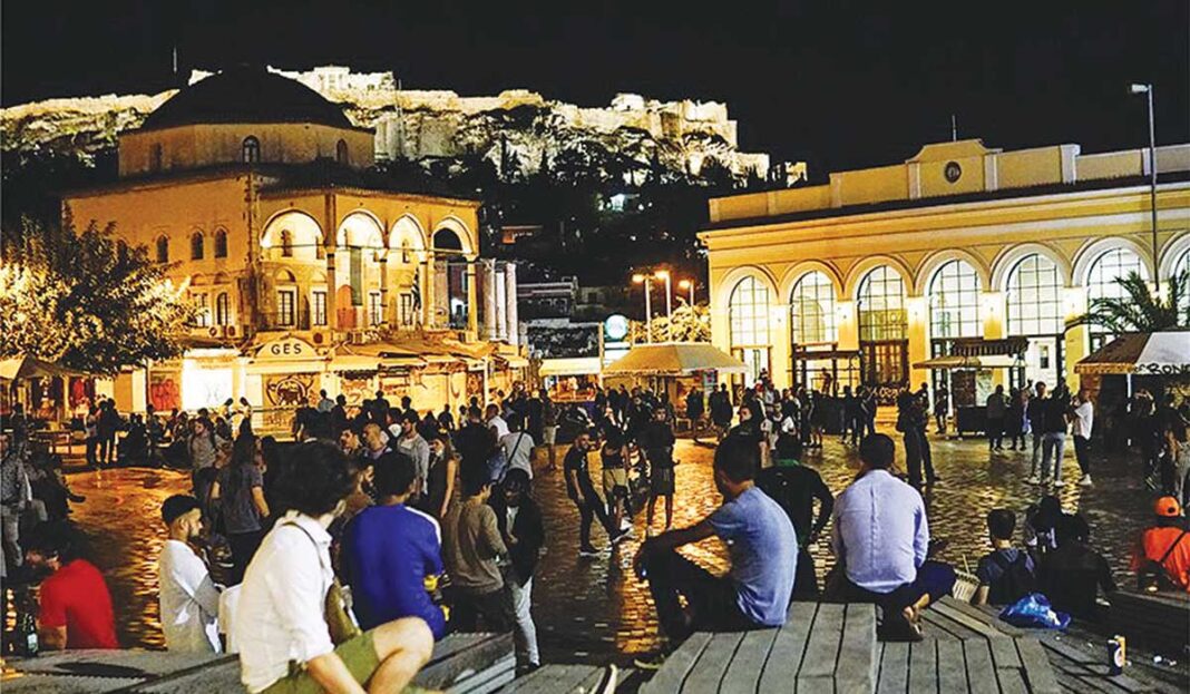 Χαμός σε όλες τις... πλατείες - Κόσμος σε κεντρικά σημεία της Αθήνας μετά τα μεσάνυχτα!