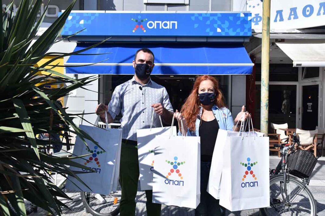 Ο ΟΠΑΠ στηρίζει τα Παιδικά Χωριά SOS και «Το Χαμόγελο του Παιδιού» - Μέσω του δικτύου συνεργατών του προσφέρει στα παιδιά 4.000 ζευγάρια παπούτσια