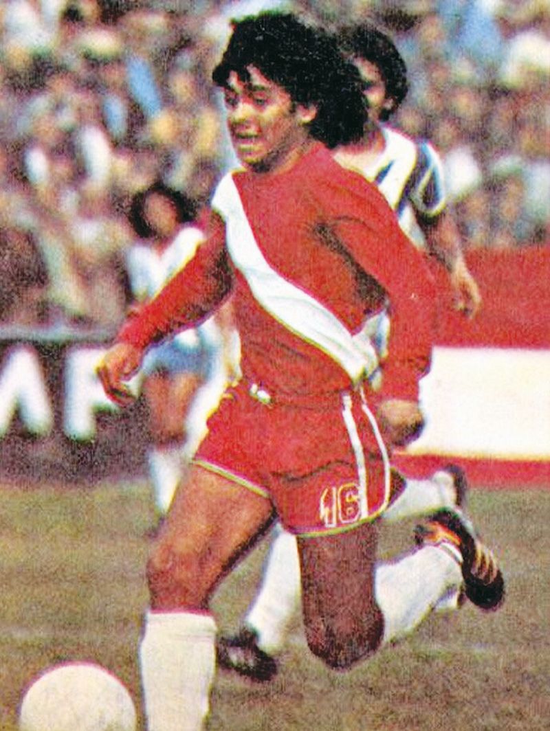 Maradona playing for Argentinos Juniors 1976