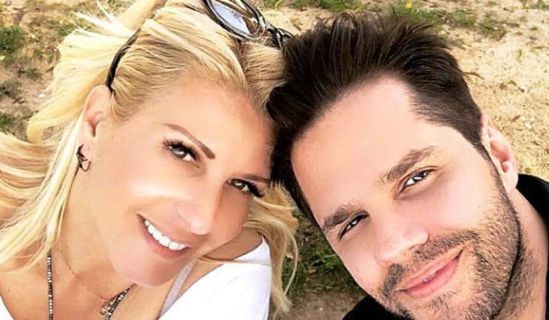 Η Δώρα Δημητροπούλου η σύζυγος του Τσαλίκη μας δείχνει το στολισμένο σπίτι τους