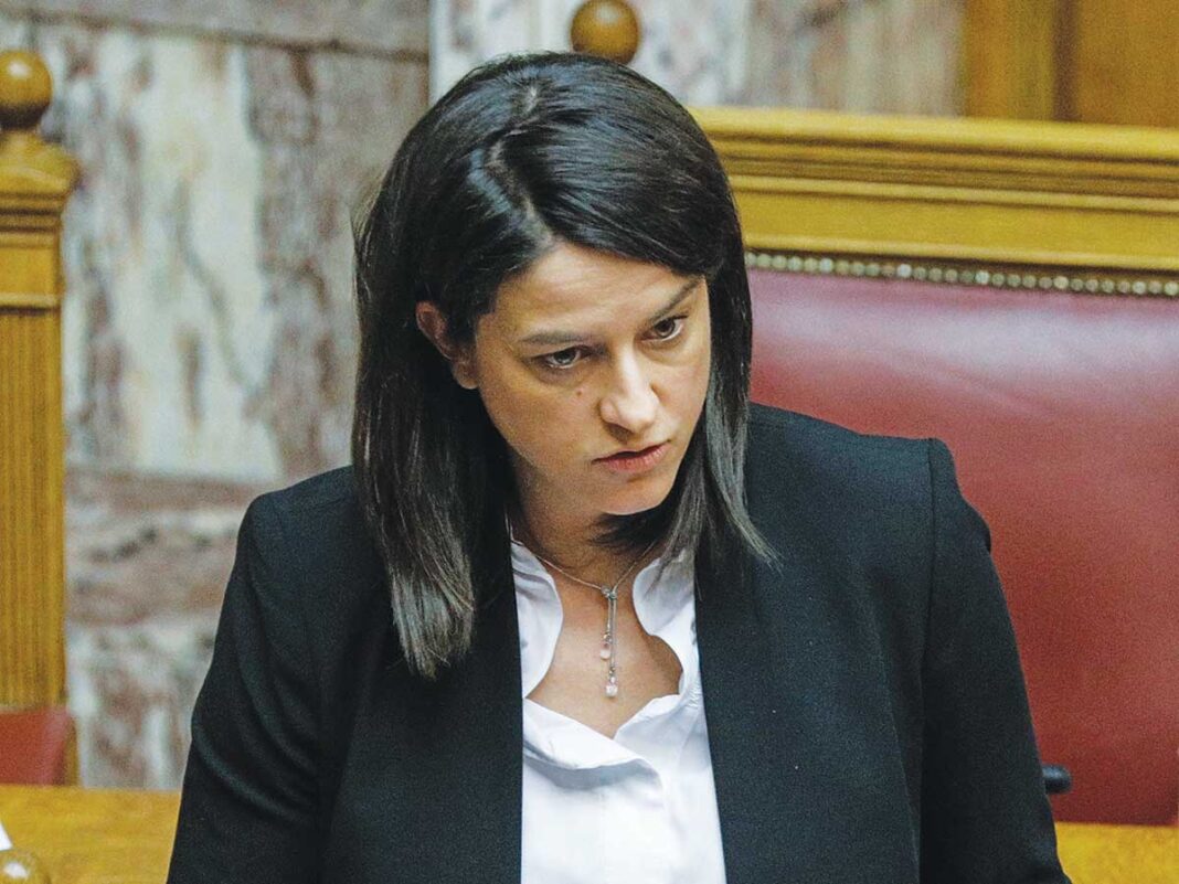 Οι εκδότες βιβλίων καταγγέλλουν την Κεραμέως ότι τους οφείλει 3.000.000 ευρώ!
