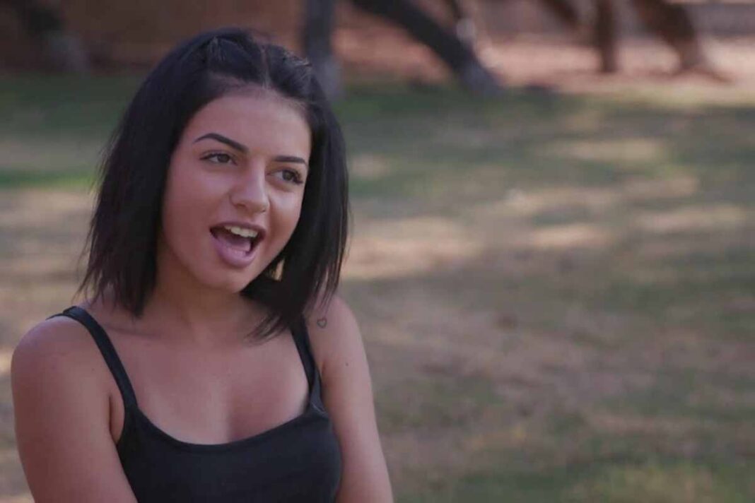 H Αντζελίνα του «Bachelor» για τις συμπαίκτριές της: «Η βίλα χρειάζεται σφουγγάρισμα με τόσα τσόκαρα που περπατούν εκεί μέσα» (video)
