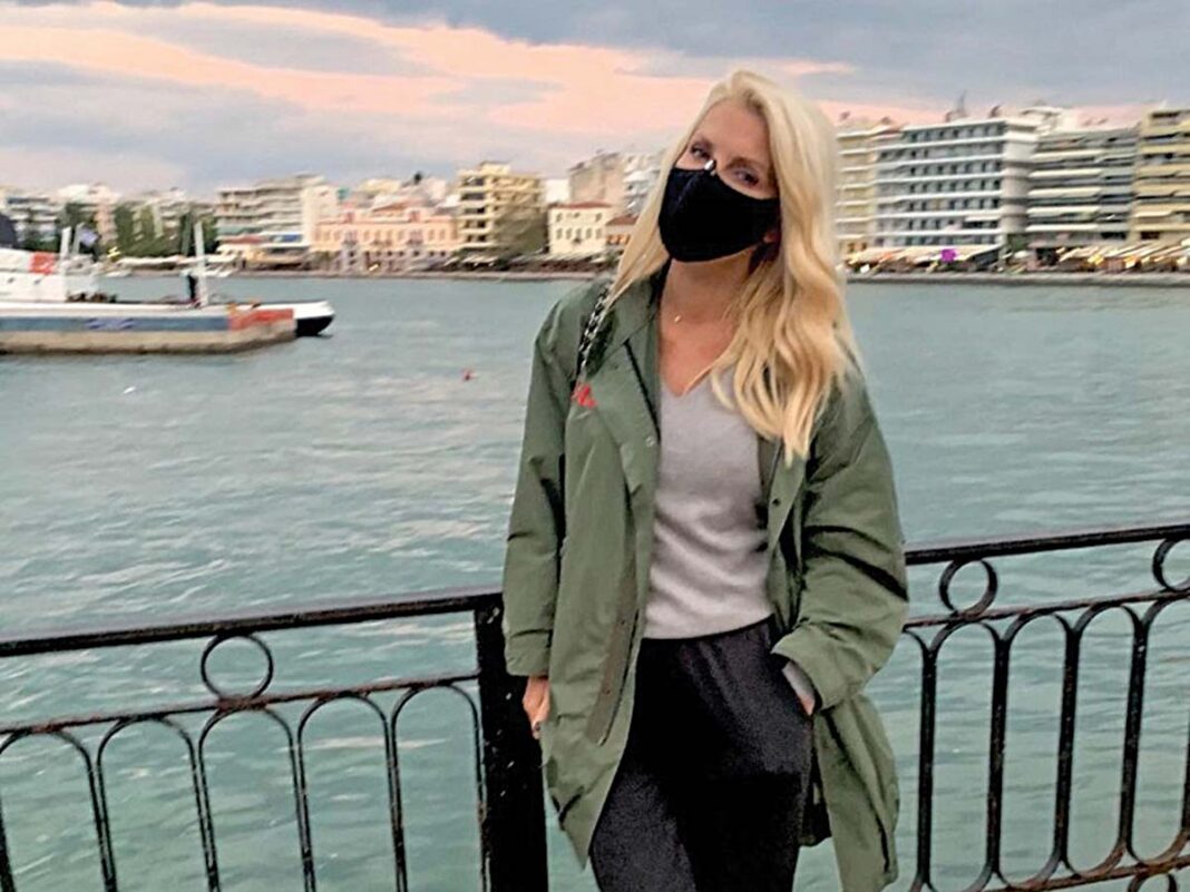 Μενεγάκη και Παντζόπουλος, που «λιώνουν» από ευτυχία, πετάχτηκαν για μια βόλτα στη βροχερή Εύβοια