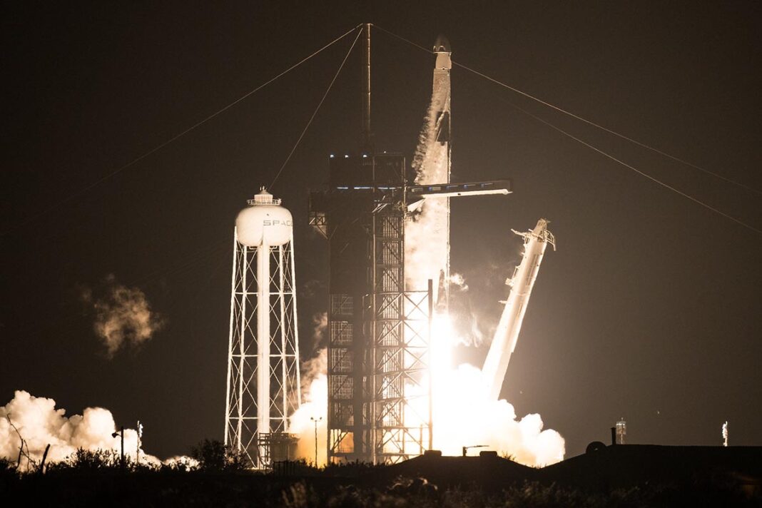 Η «Space X» του Ιλον Μασκ και η NASA έκαναν με επιτυχία το πρώτο επανδρωμένο ταξίδι!