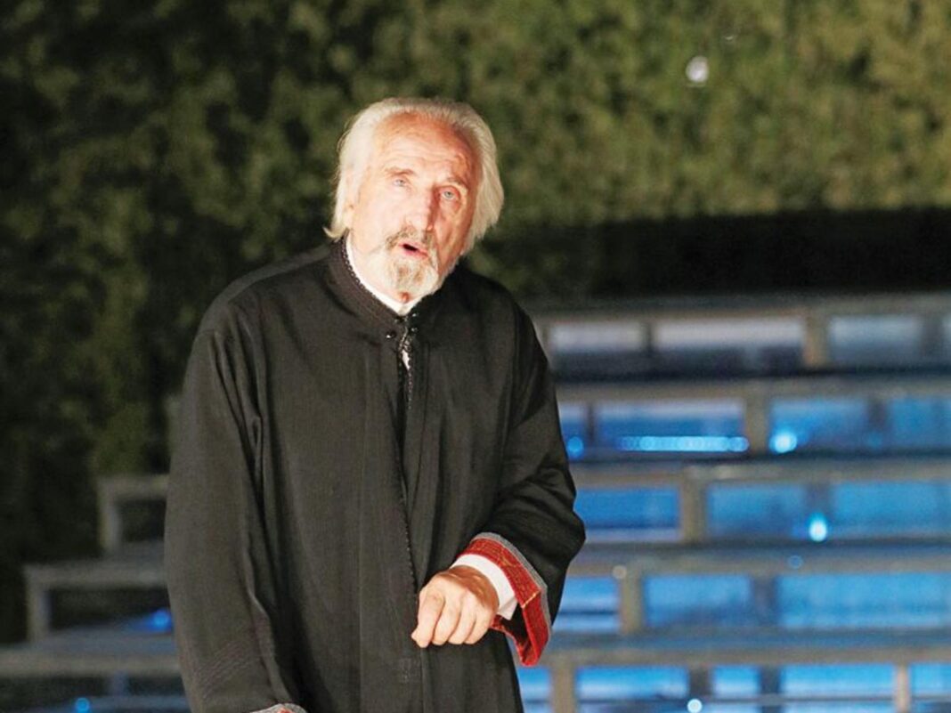 Ο Τσακίρογλου «βαφτίζει» τον άγιο Παΐσιο στη νέα ταινία για τη ζωή του μοναχού