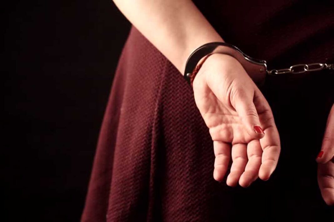 Χειροπέδες σε 15χρονη και στον 17χρονο φίλο της για τη σφαγή της μητέρας της