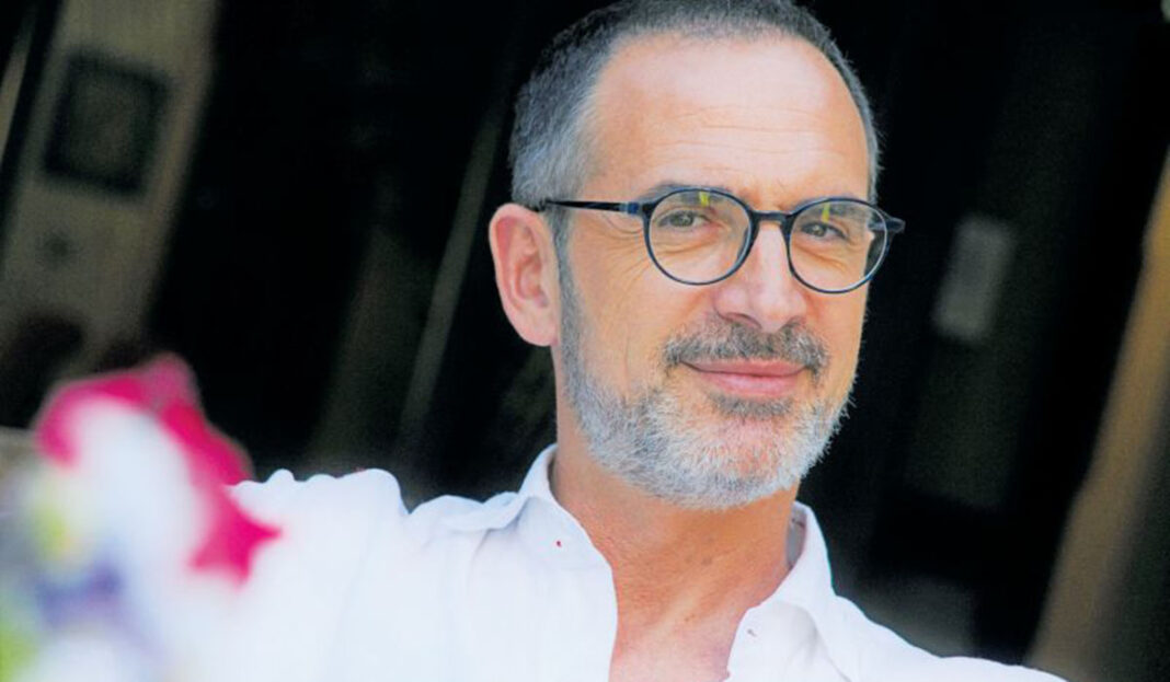 Κώστας Κρομμύδας: Το success «story» ενός «πολύτεκνου» συγγραφέα
