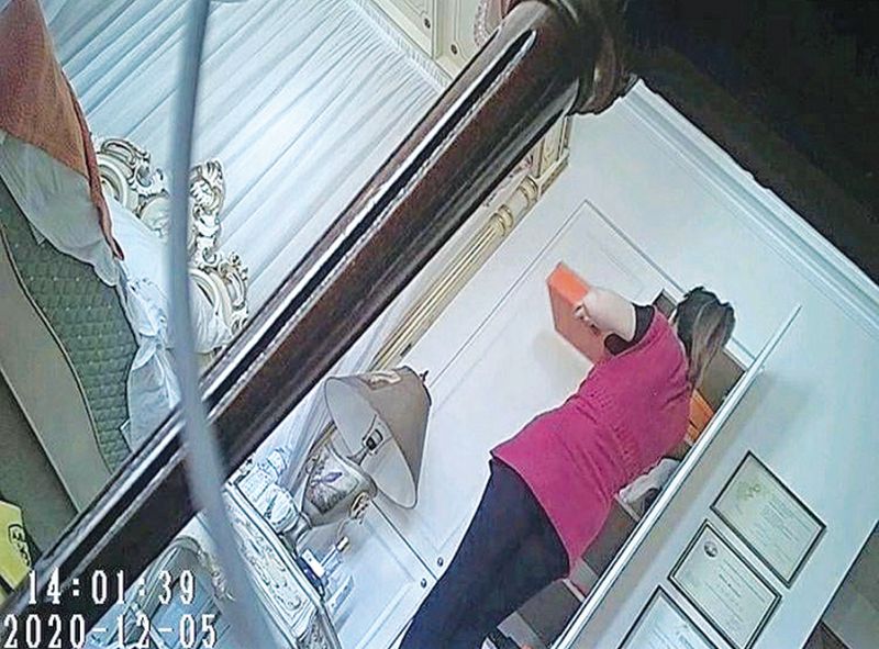 ΦΩΤΟ: Σοκ για πασίγνωστη από την Αχαϊα! Εβαλε κάμερες και τσάκωσε την "νταντά" να "γδύνει" το σπίτι!