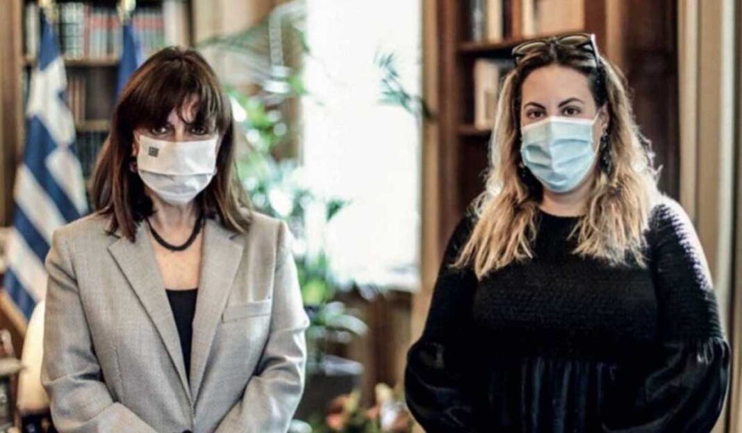Η... συνεργασία του Προεδρικού Μεγάρου με τη σχεδιάστρια για τα δώρα της Σακελλαροπούλου