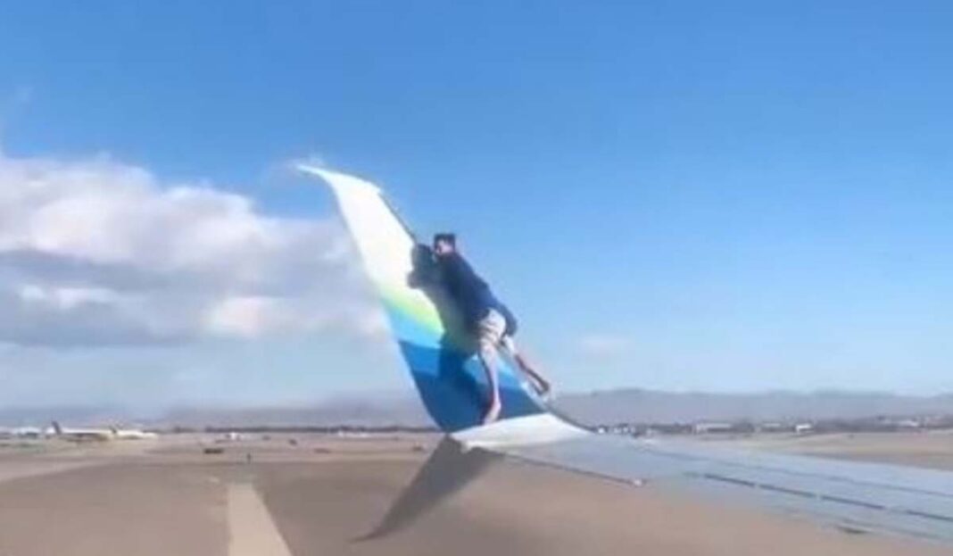 Λαθρεπιβάτης στο φτερό αεροπλάνου! (video)