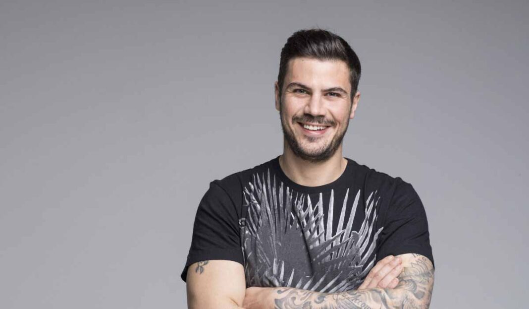 Eξώδικη πρόσκληση προς την «Espresso» από τον Άκη Πετρετζίκη