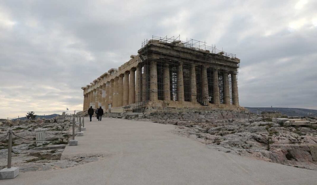 Απέραντη λίμνη η «τσιμεντωμένη» Ακρόπολη! Ερωτήματα για τις καταστροφικές παρεμβάσεις